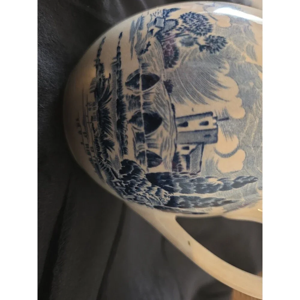 Enoch WEDGWOOD Creamer COUNTRYSIDE Blue & White made in ENGLAND